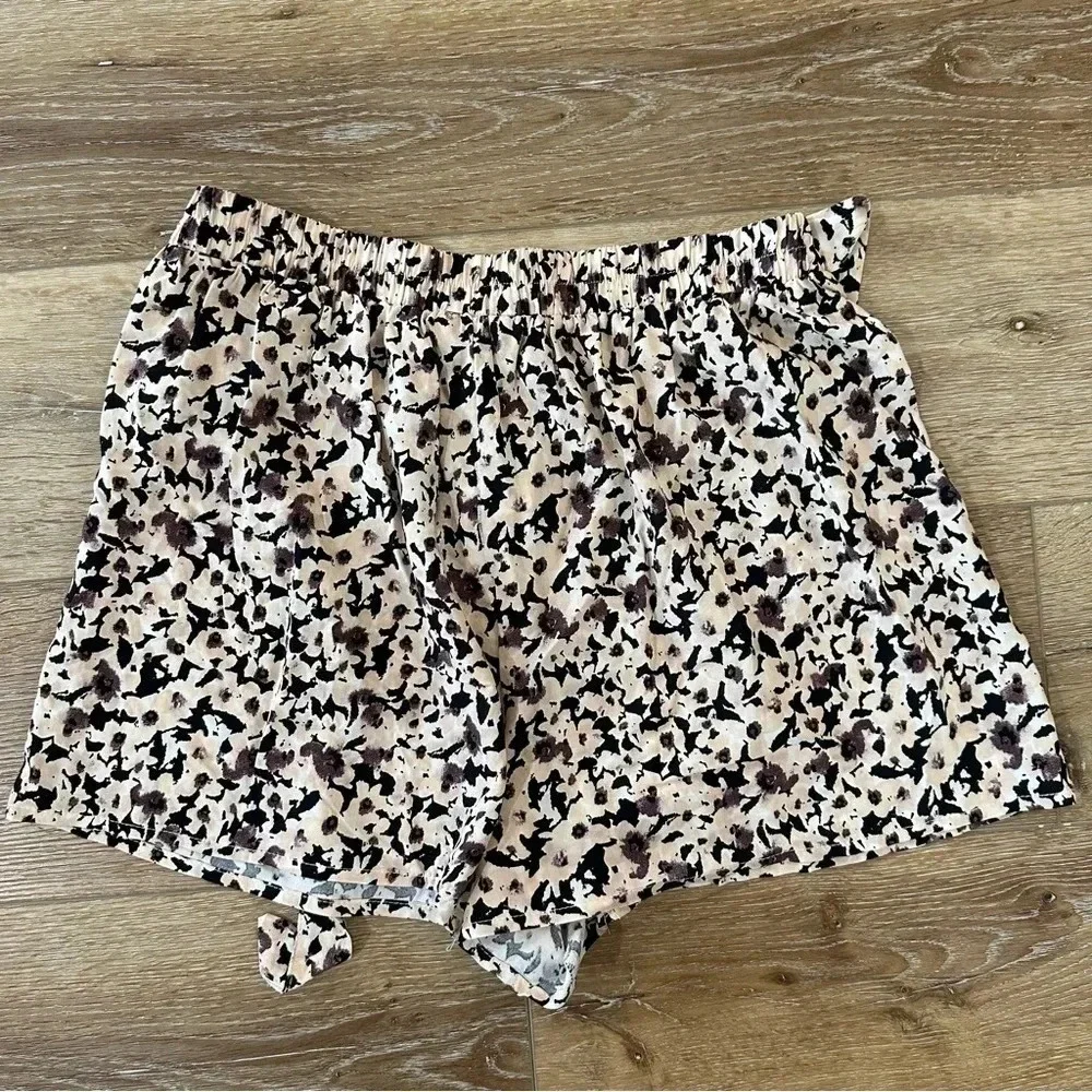 Primark Women's Beige & Black Floral Pull-On Shorts with Waist Tie Size 10 NWT